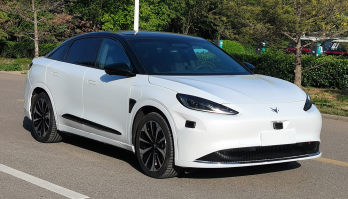 极狐牌BJ7001AUA6-BEV型纯电动轿车