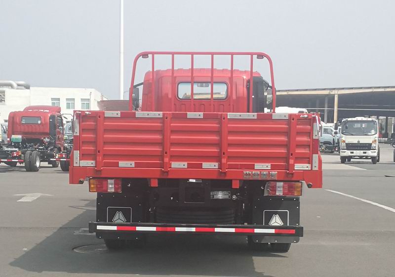 ZZ1117G4515F1 豪沃牌150马力单桥柴油6.2米国六载货汽车图片