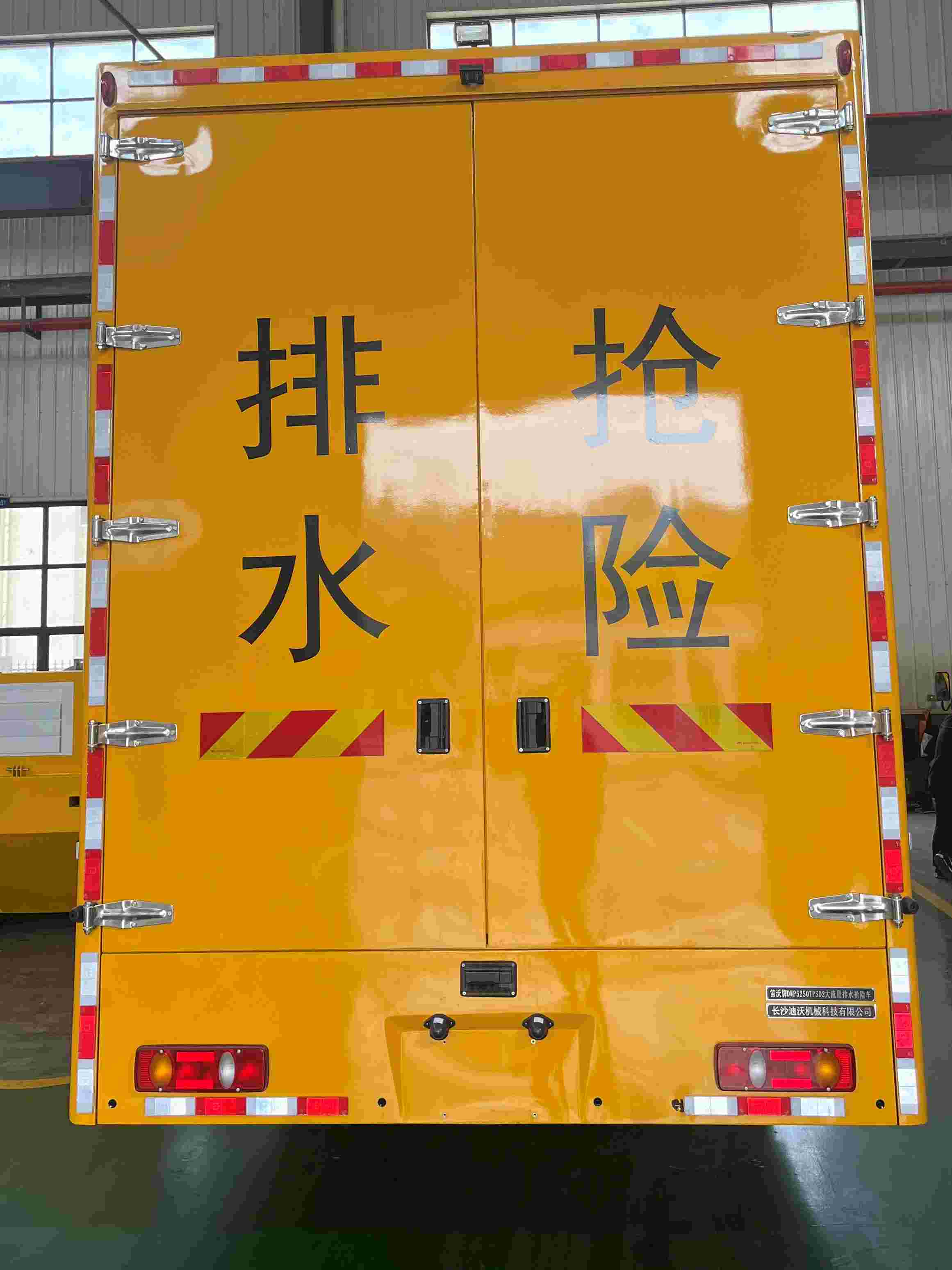 大流量排水抢险车图片