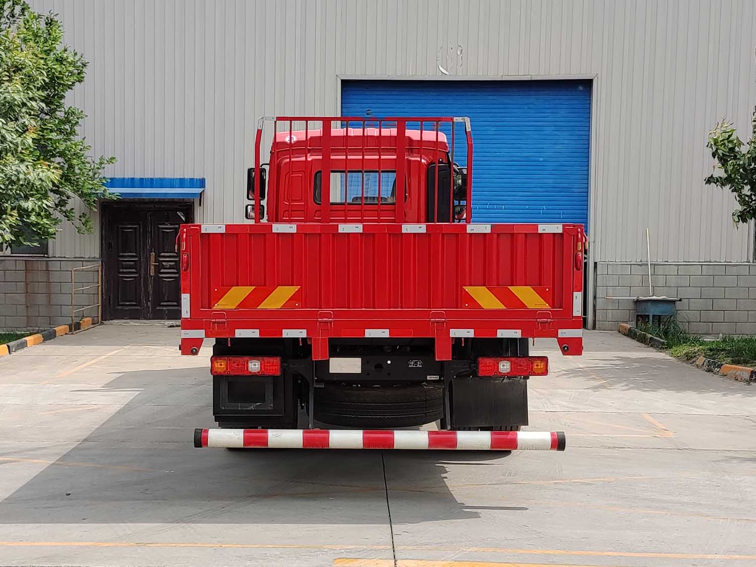 SX1179LA501F2 陕汽牌260马力单桥柴油6.8米国六载货汽车图片