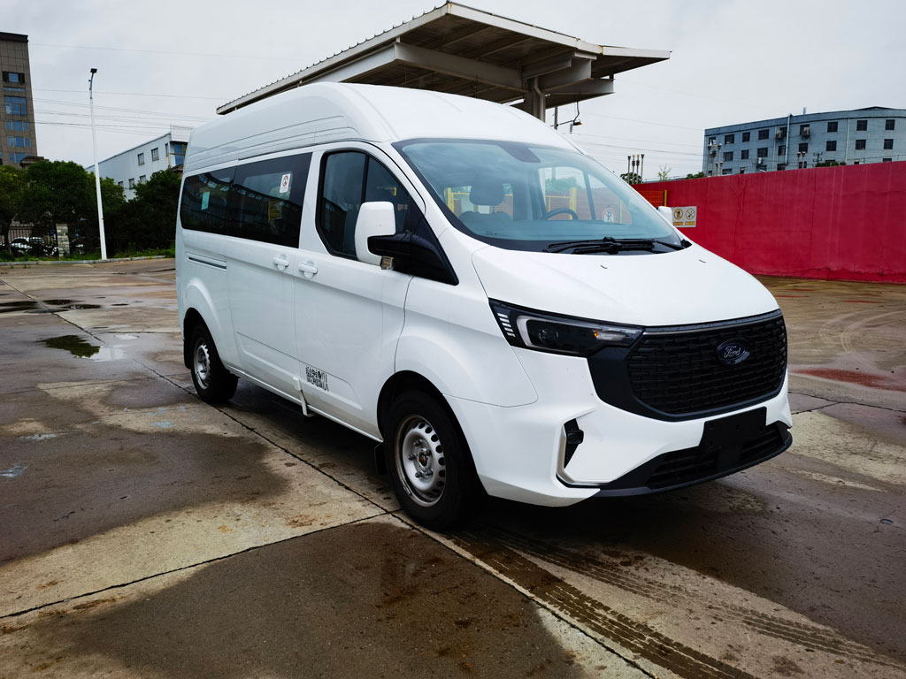 江铃全顺牌5.3米10座客车(JX6534PM-M6)