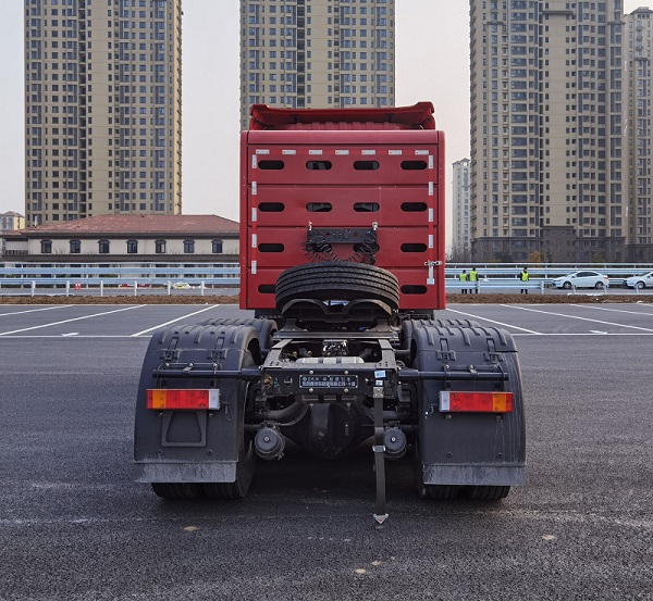 DFV4259GP6C1 东风牌639马力后双桥,后八轮CNG国六半挂牵引车图片