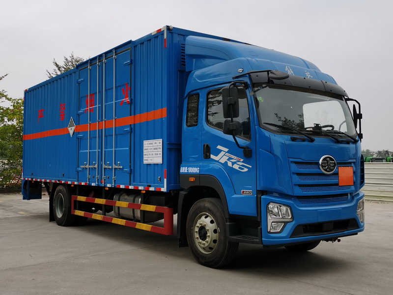 永强牌YQ5181XZWQ2杂项危险物品厢式运输车