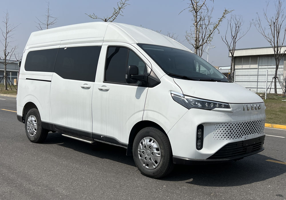 依维柯牌5.4米5-9座多用途乘用车(NJ6546FDC5C)