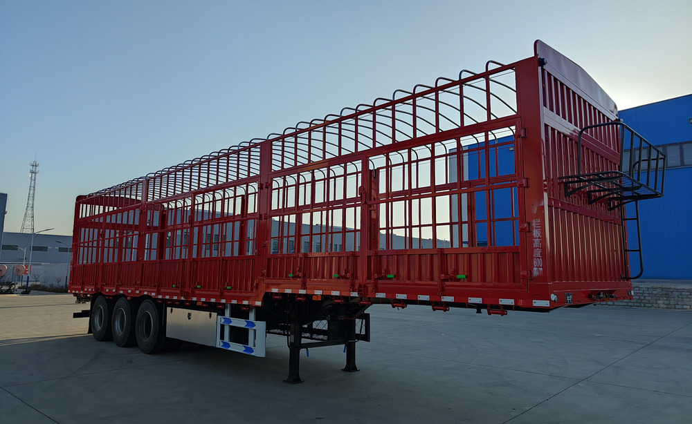 中企鲁兴牌13米33.7吨3轴仓栅式运输半挂车(LXW9400CCYE)