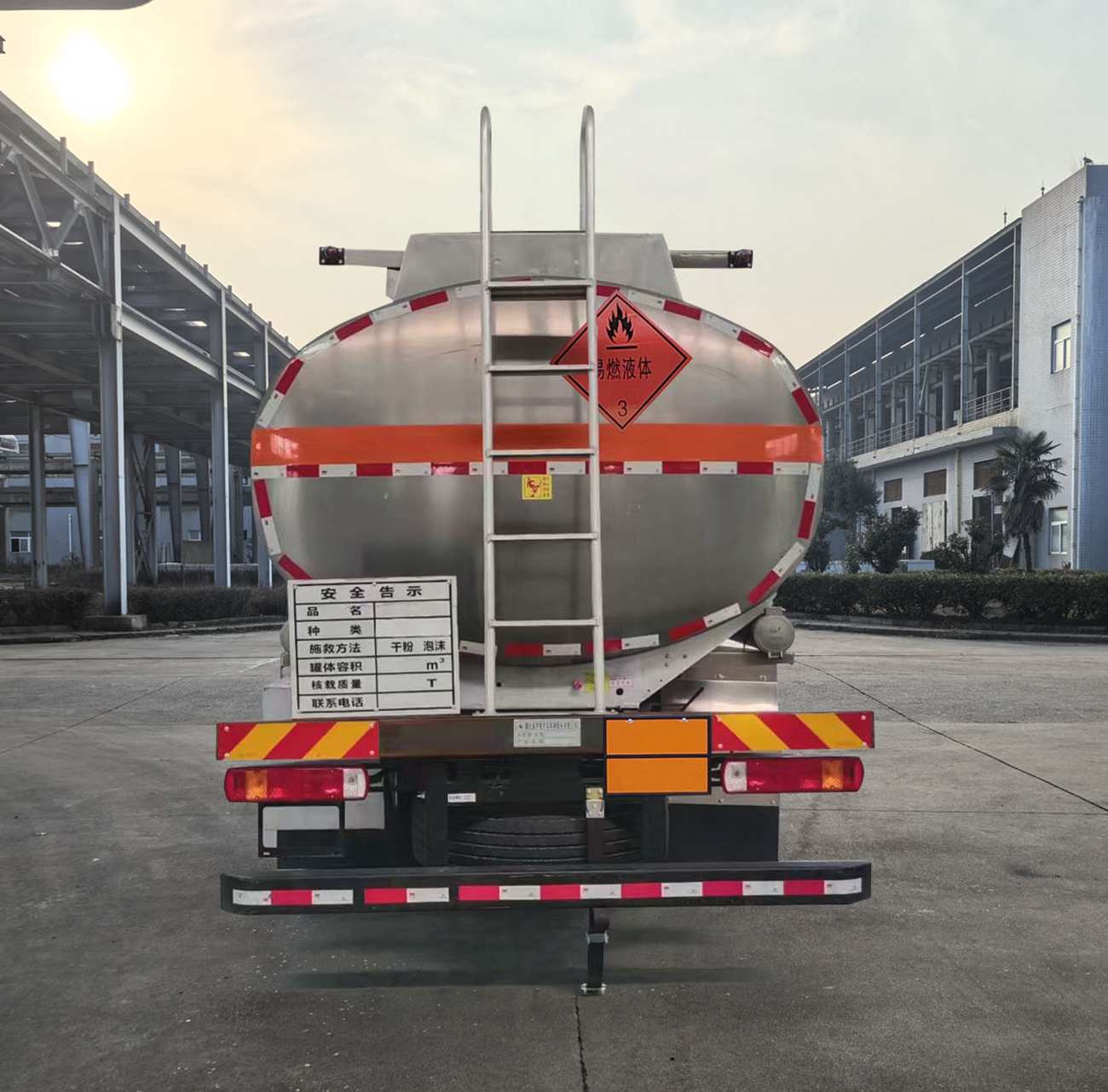 齐星牌QXC5321GRYC6Q易燃液体罐式运输车公告图片