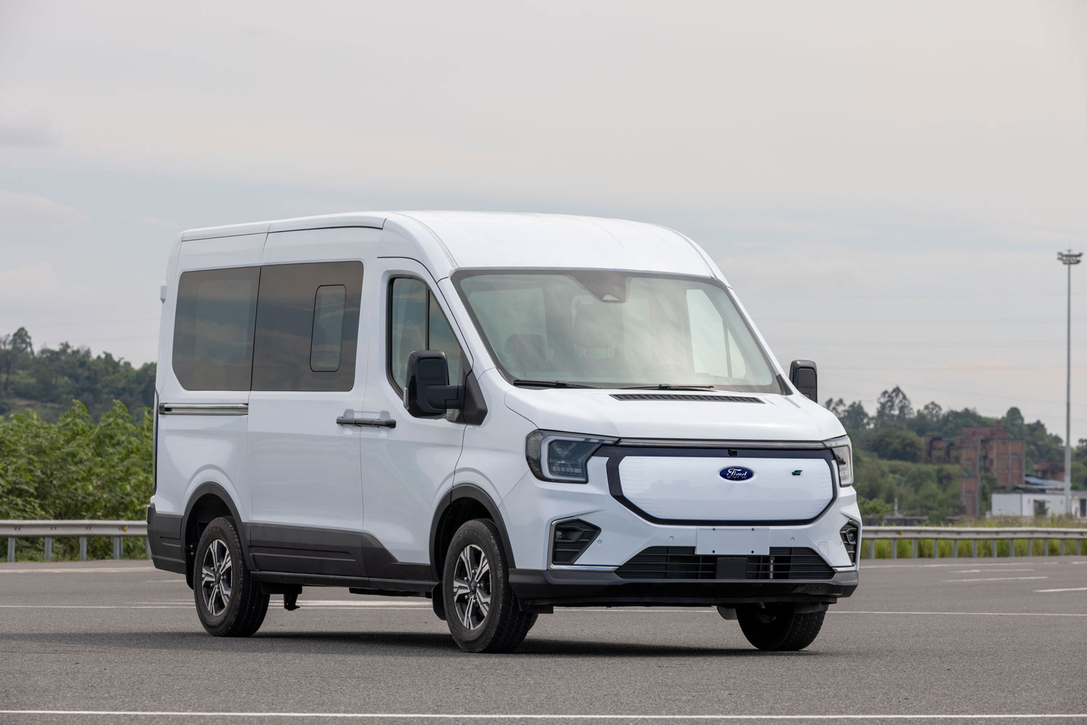 江铃全顺牌5.5米6座纯电动多用途乘用车(JX6556TA-M6BEV)