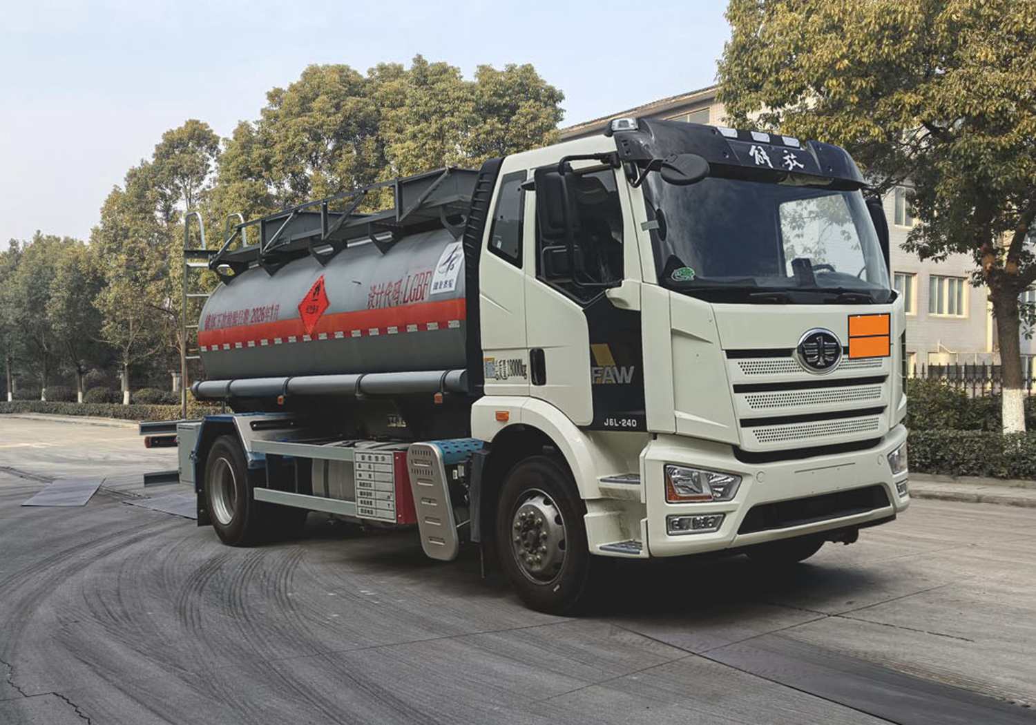 齐星牌QXC5180GRYC6易燃液体罐式运输车