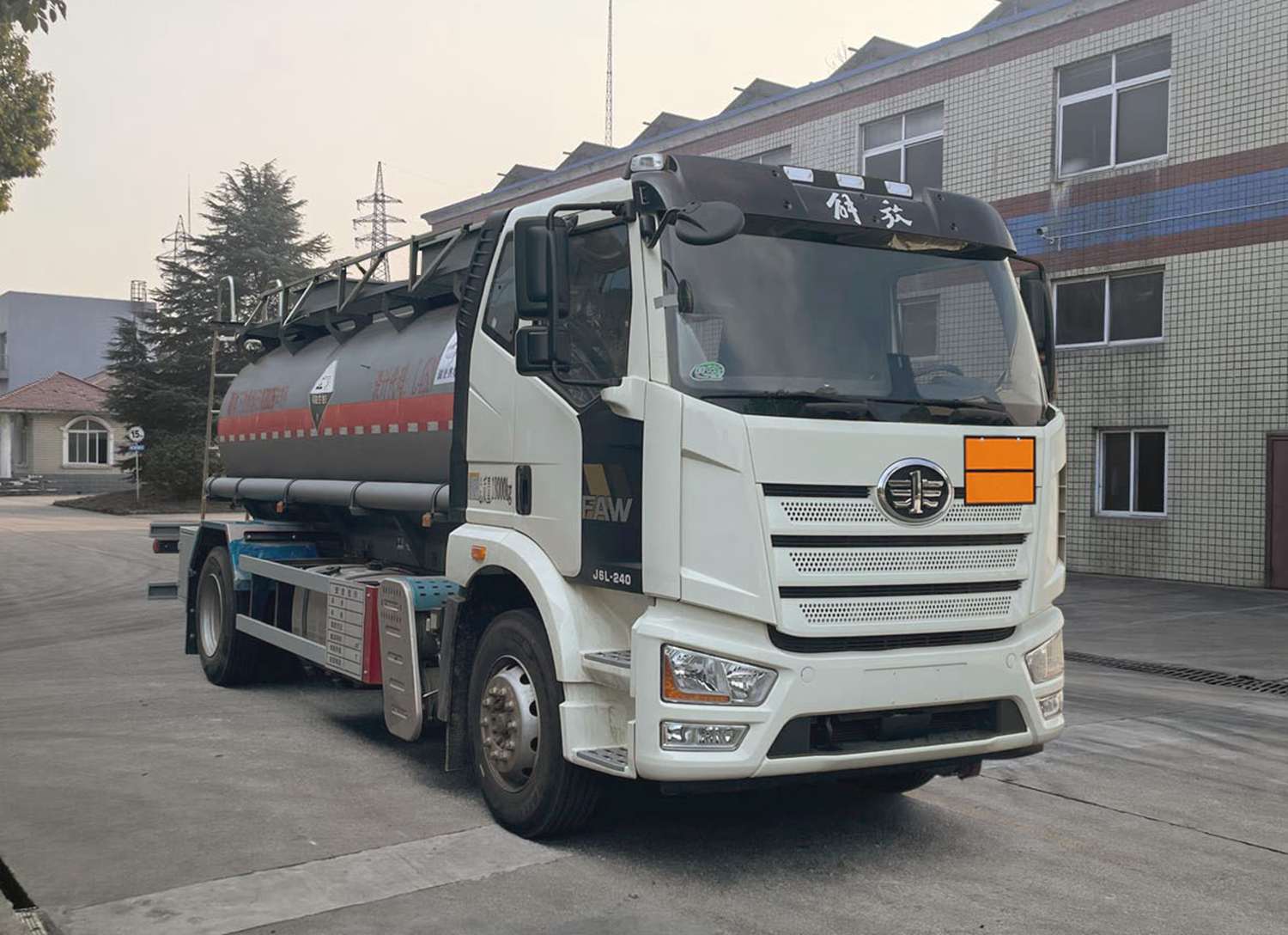 齐星牌QXC5180GFWC6腐蚀性物品罐式运输车
