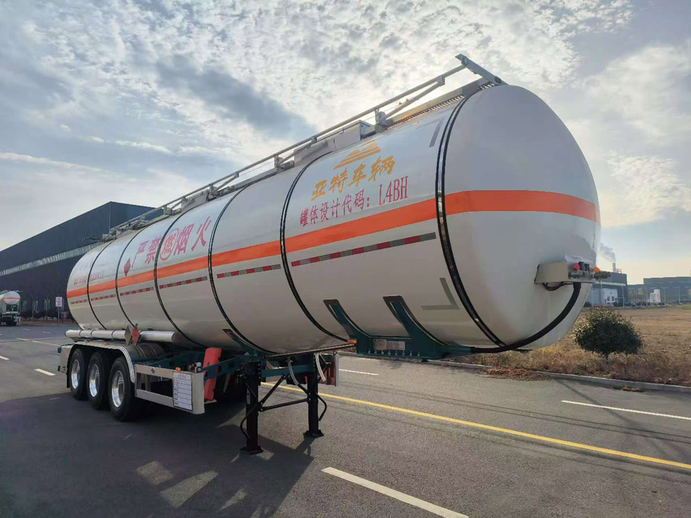 亚特重工牌11.8米32.5吨3轴易燃液体罐式运输半挂车(HNV9400GRY42)