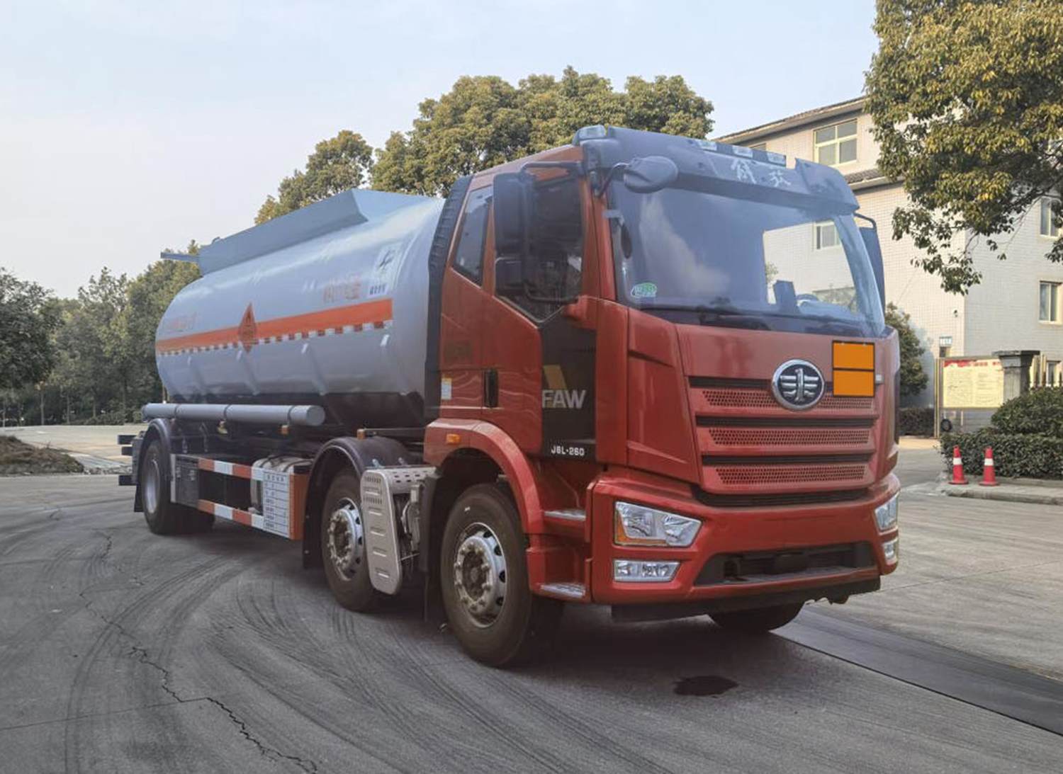 齐星牌QXC5263GRYC6易燃液体罐式运输车