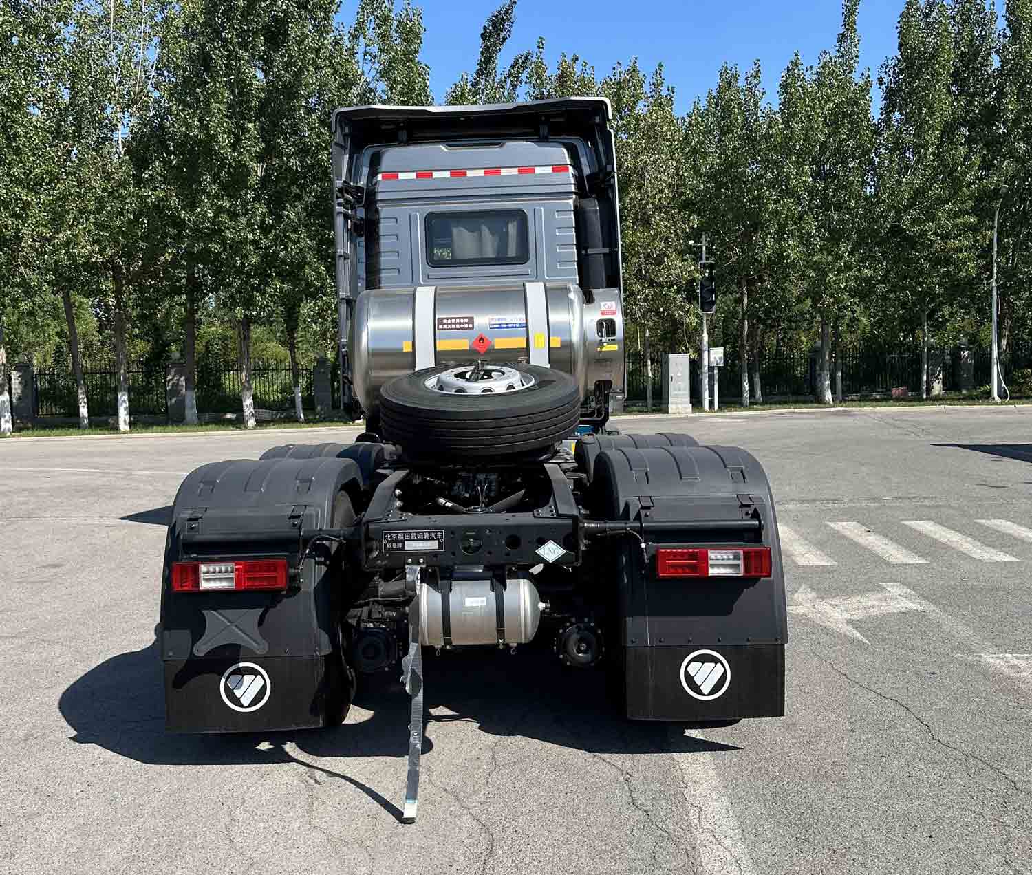 BJ4259L6DLL-22 欧曼牌581马力后双桥,后八轮LNG国六半挂牵引车图片