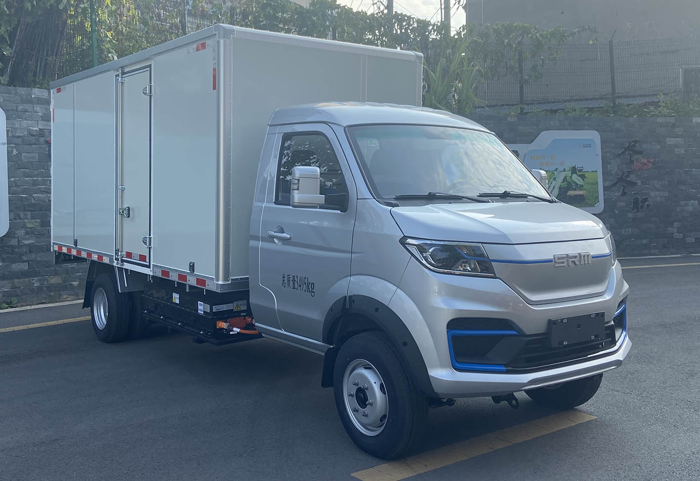 鑫源牌JKC5034XXYD0X2BEV纯电动厢式运输车