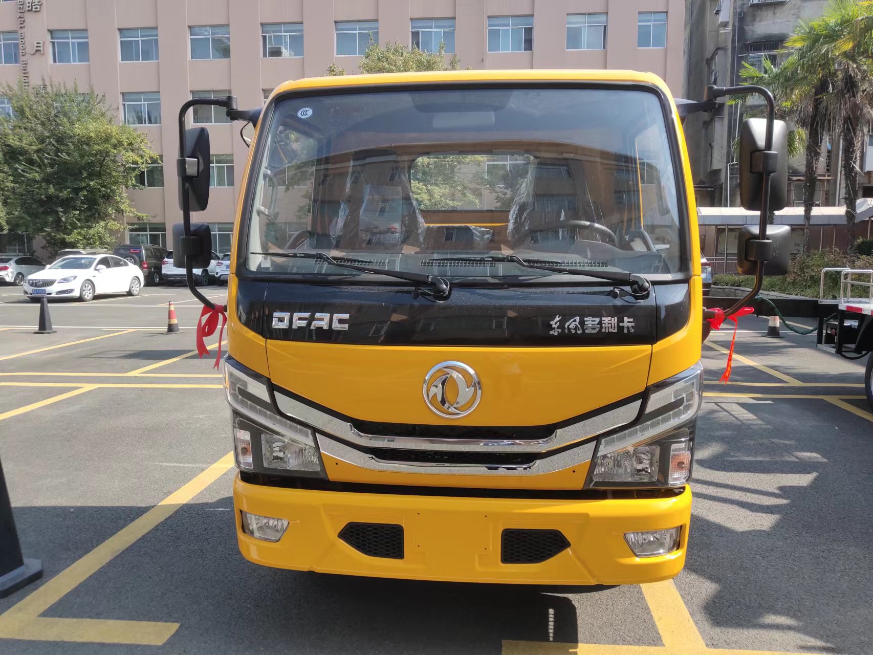 沥青洒布车图片