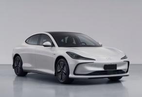 智己牌CSA7002EBEV4型纯电动轿车
