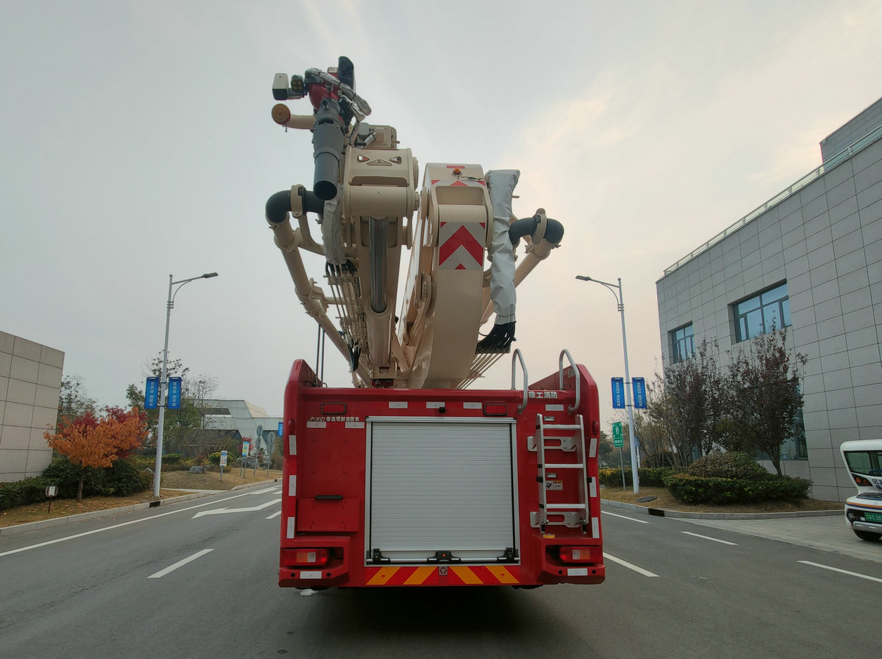 举高喷射消防车图片