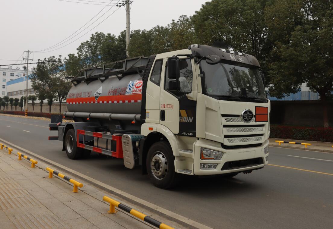 中汽力威牌HLW5180GFWCA6腐蚀性物品罐式运输车