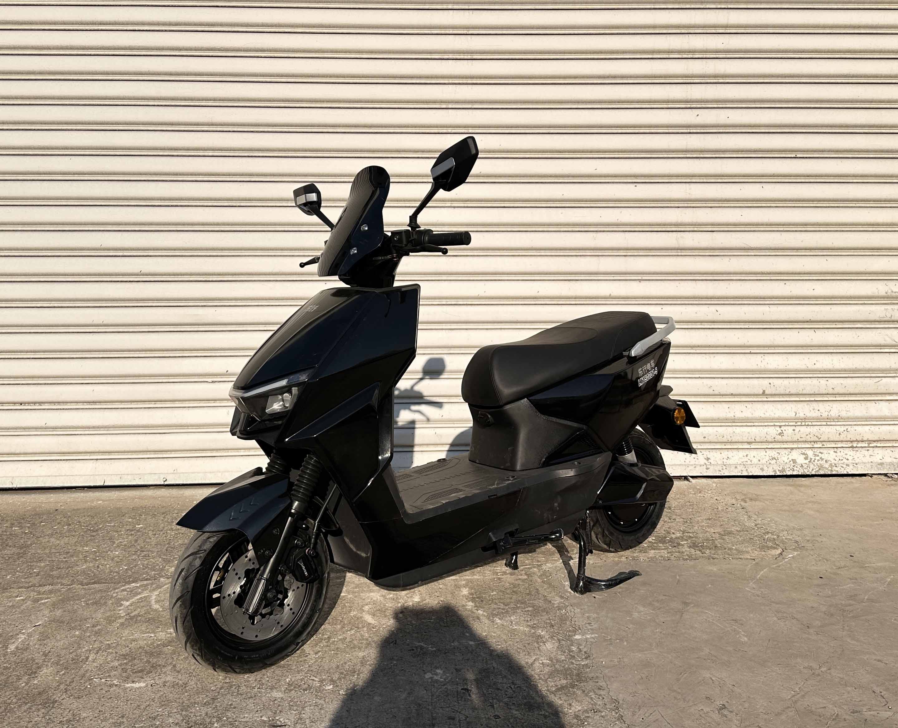 LX1500DT-5 乐行电车牌纯电动前盘式后盘式电动两轮摩托车图片