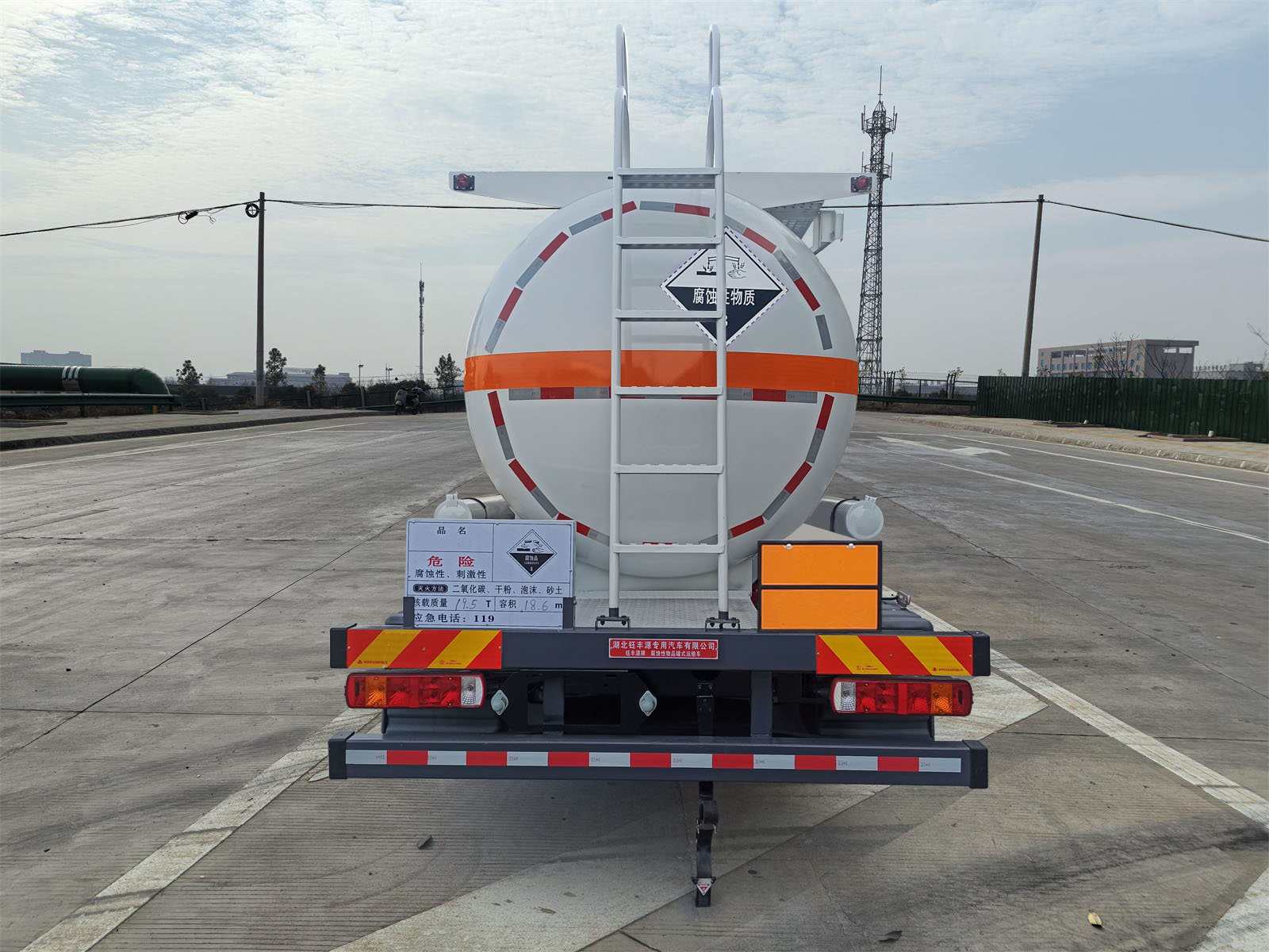 鈺豐源牌YFY5320GFWC6腐蝕性物品罐式運(yùn)輸車公告圖片