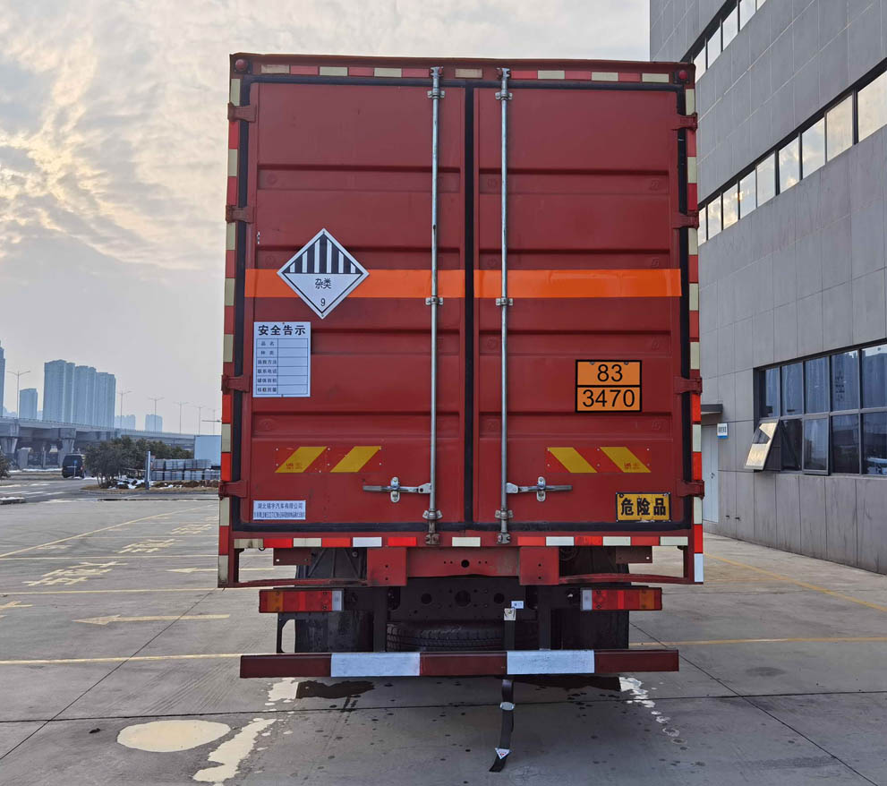 东驹牌LDW5327XZW6D杂项危险物品厢式运输车公告图片