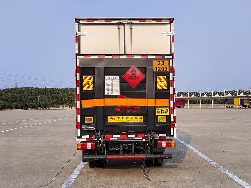 专威牌HTW5040XRYJE2易燃液体厢式运输车公告图片
