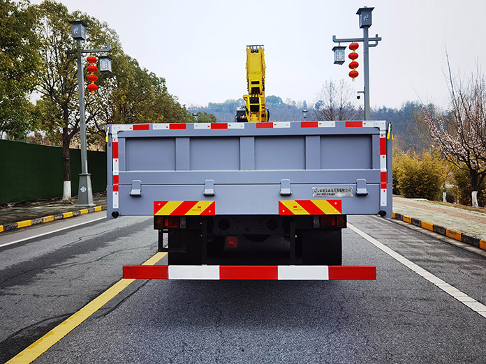 三龍龍江牌CZW5310JSQE6隨車起重運(yùn)輸車公告圖片