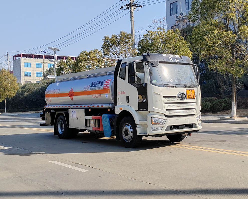 专威牌HTW5181GJYCAQ6加油车