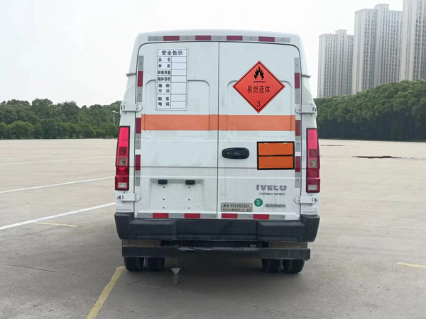 易燃液体厢式运输车图片
