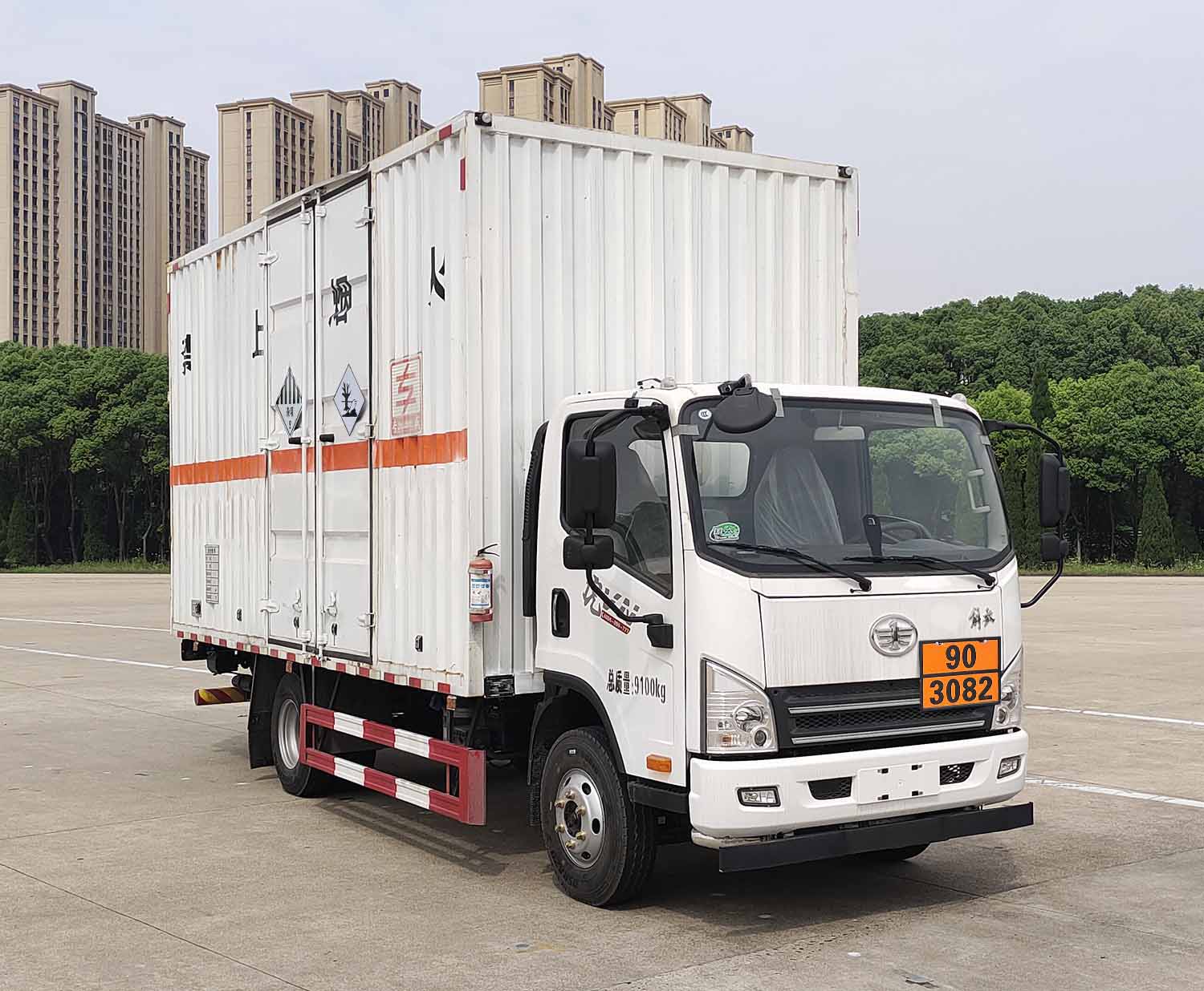 专威牌HTW5091XZWCA6杂项危险物品厢式运输车