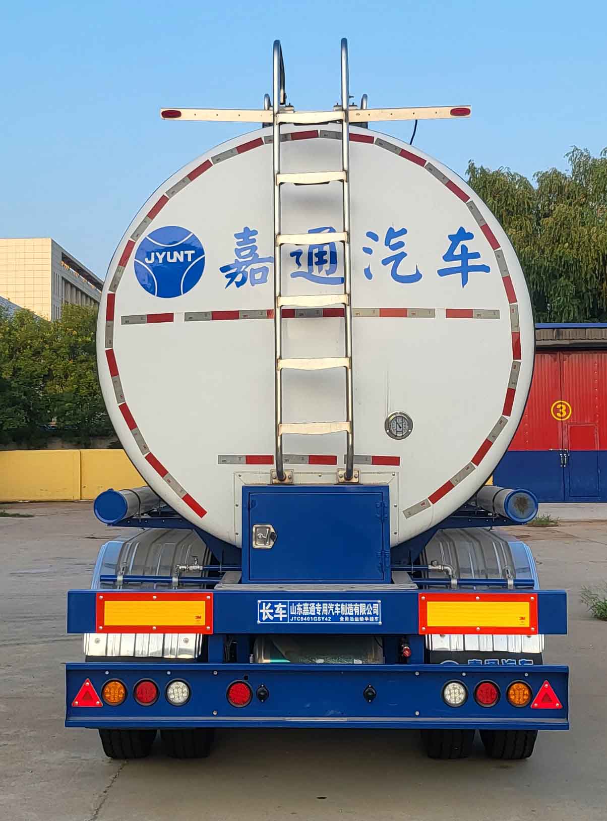 食用油运输半挂车图片