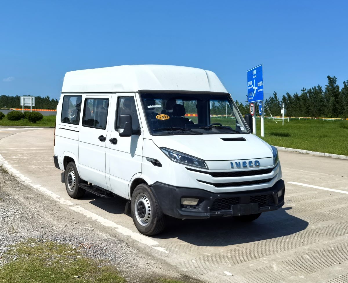 依维柯牌4.9米5-9座多用途乘用车(NJ6496ADCM)