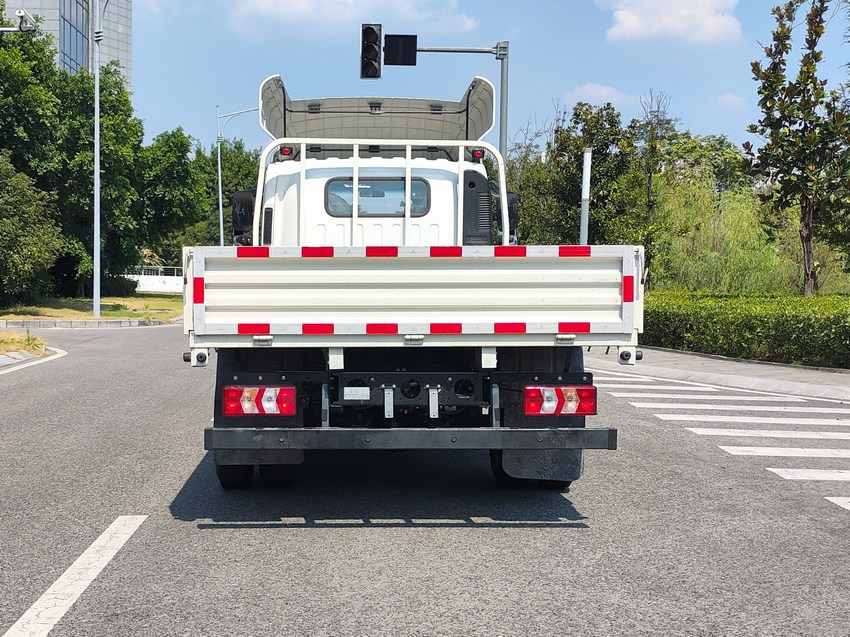 SX1049NP6341 陕汽牌150马力单桥柴油4.2米国六载货汽车图片