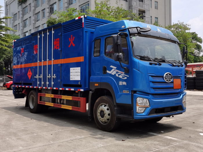 永强牌YQ5180XRQQ2易燃气体厢式运输车