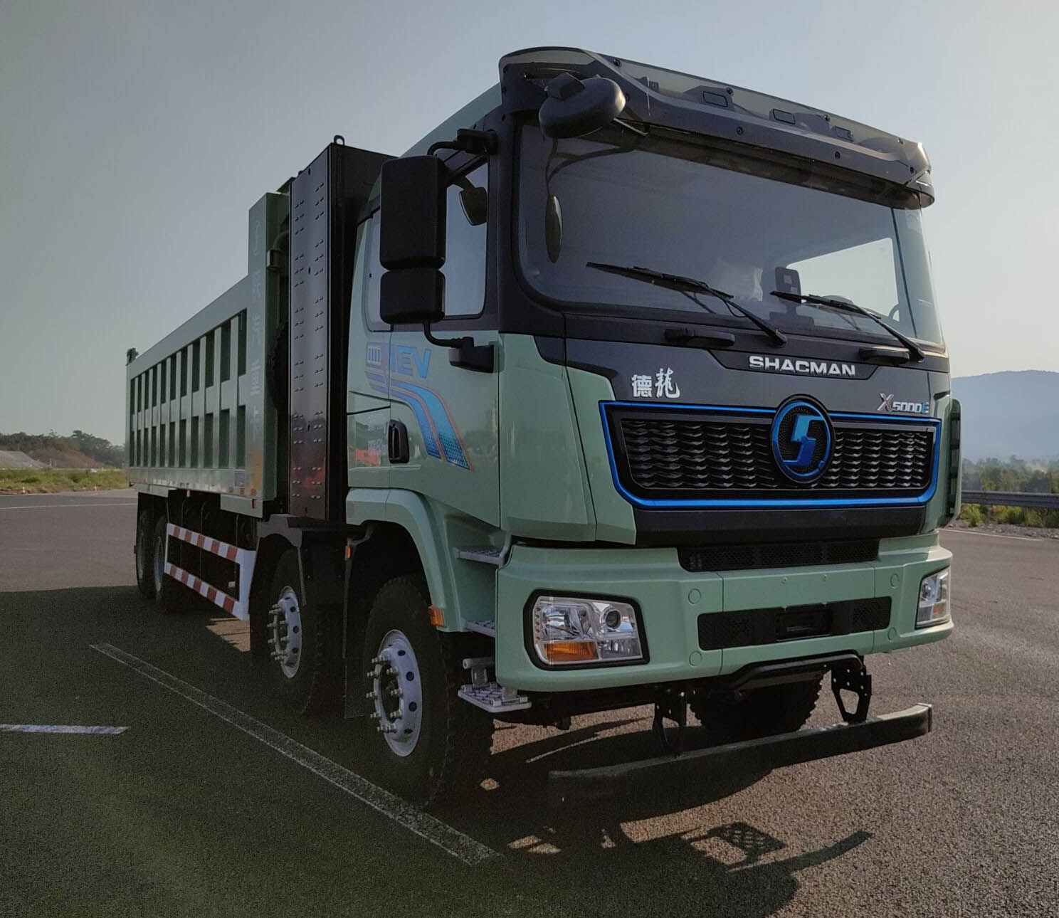陕汽牌 585马力 前四后八 纯电动自卸汽车(SX3317XF506BEVC3)