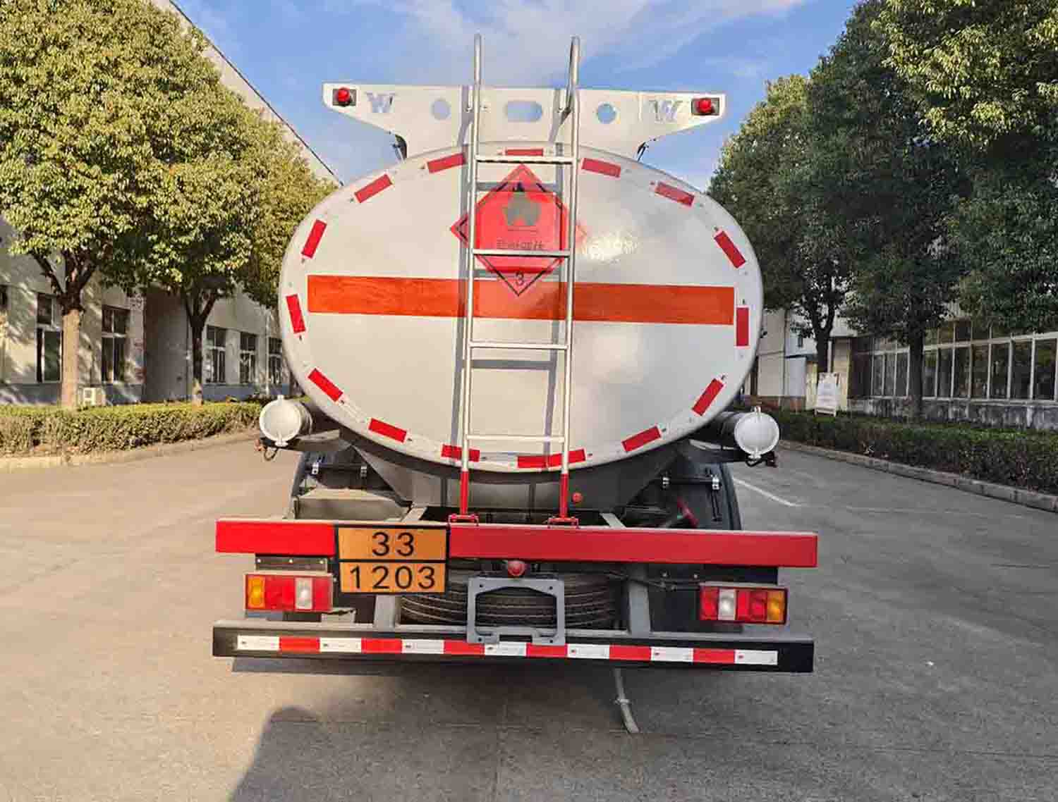 華威馳樂(lè)牌SGZ5120GJYZZ6加油車公告圖片