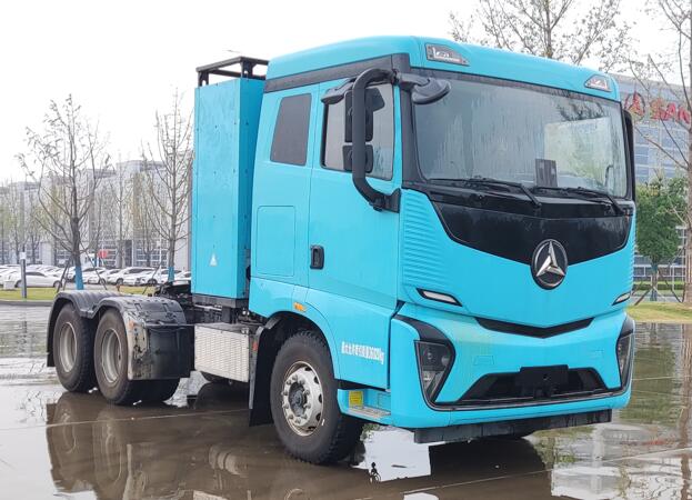三一牌 653马力 纯电动半挂牵引车(HQC42503SWBEV19)