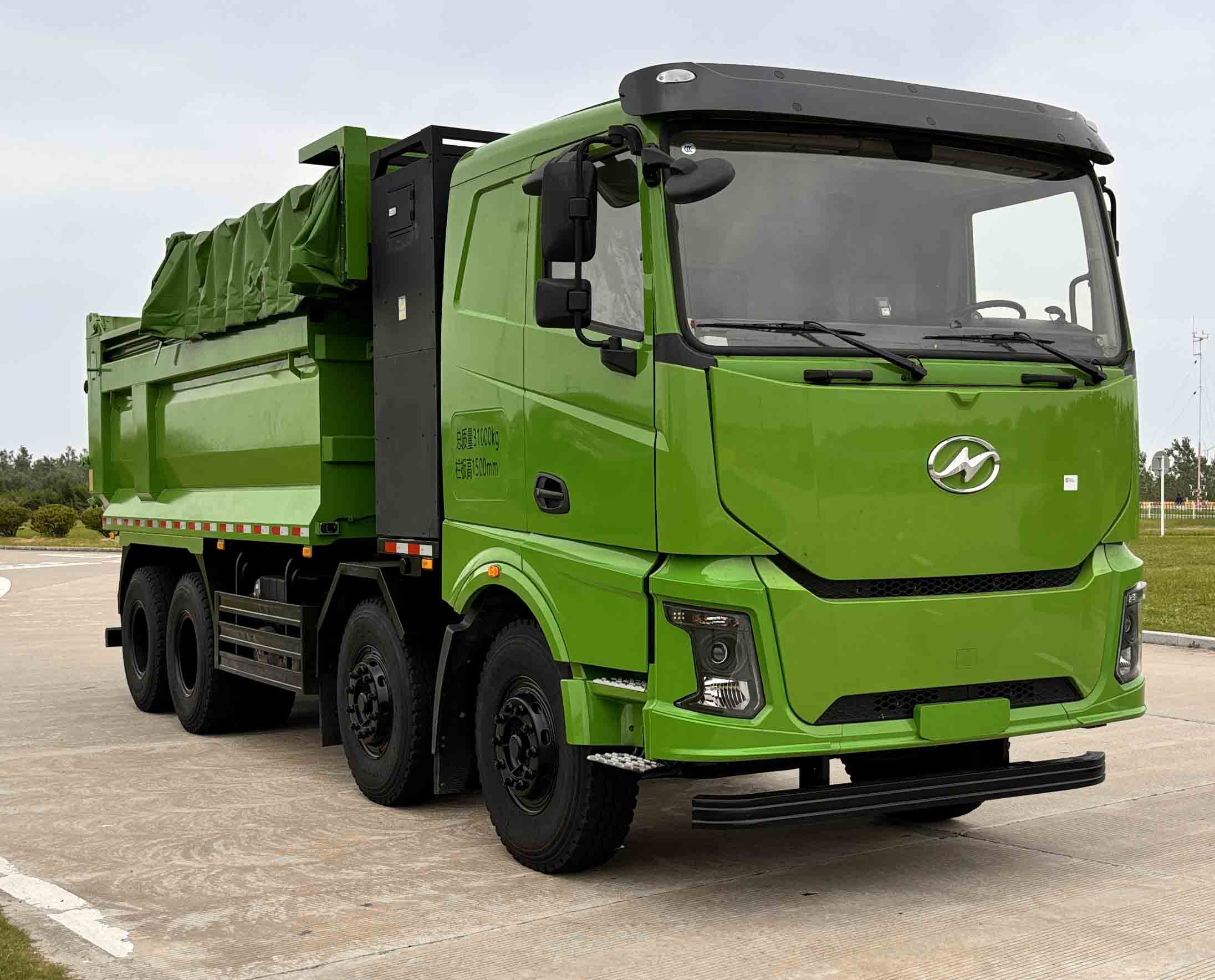 海格牌 585马力 前四后八 换电式纯电动自卸汽车(KLQ3317AEV1)