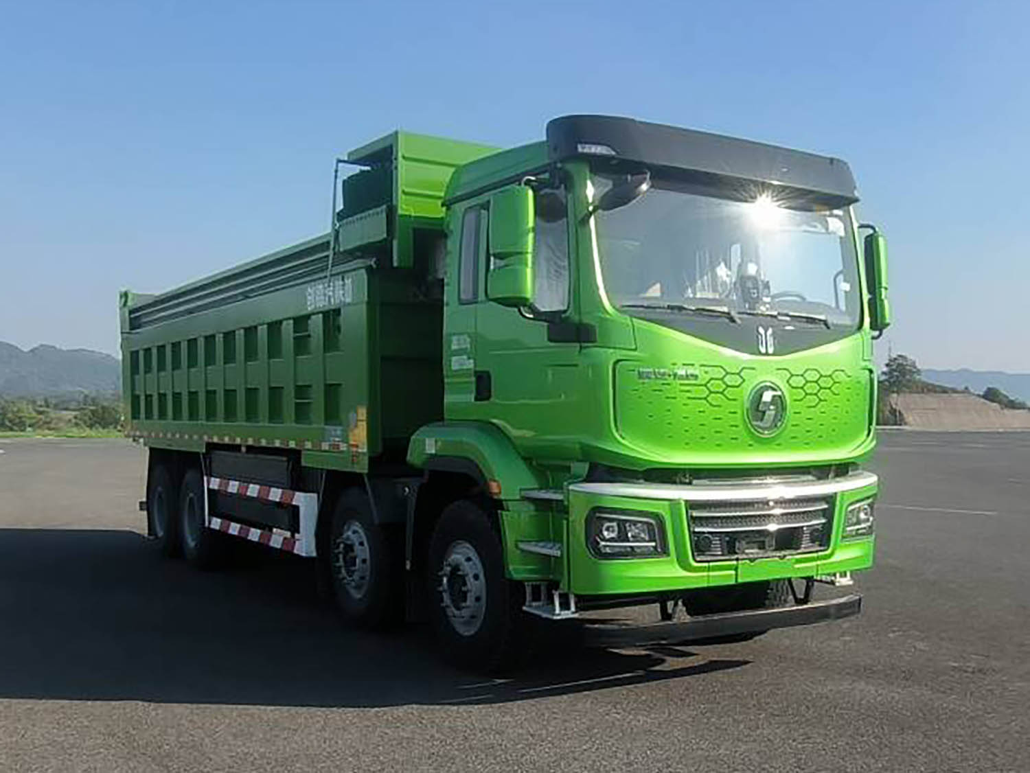 陕汽牌 748马力 前四后八 纯电动自卸汽车(SX3317MF446XBEV4)