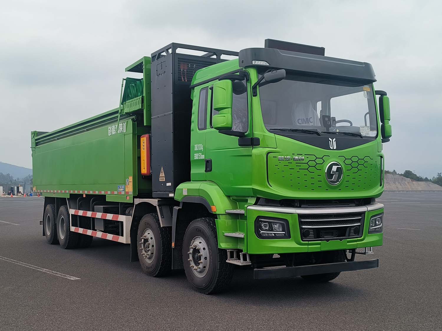 陕汽牌 585马力 前四后八 换电式纯电动自卸汽车(SX3317MF426XSEV7)