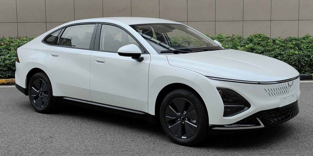 五菱牌LZW7154KBUPHEVA5型插电式混合动力轿车