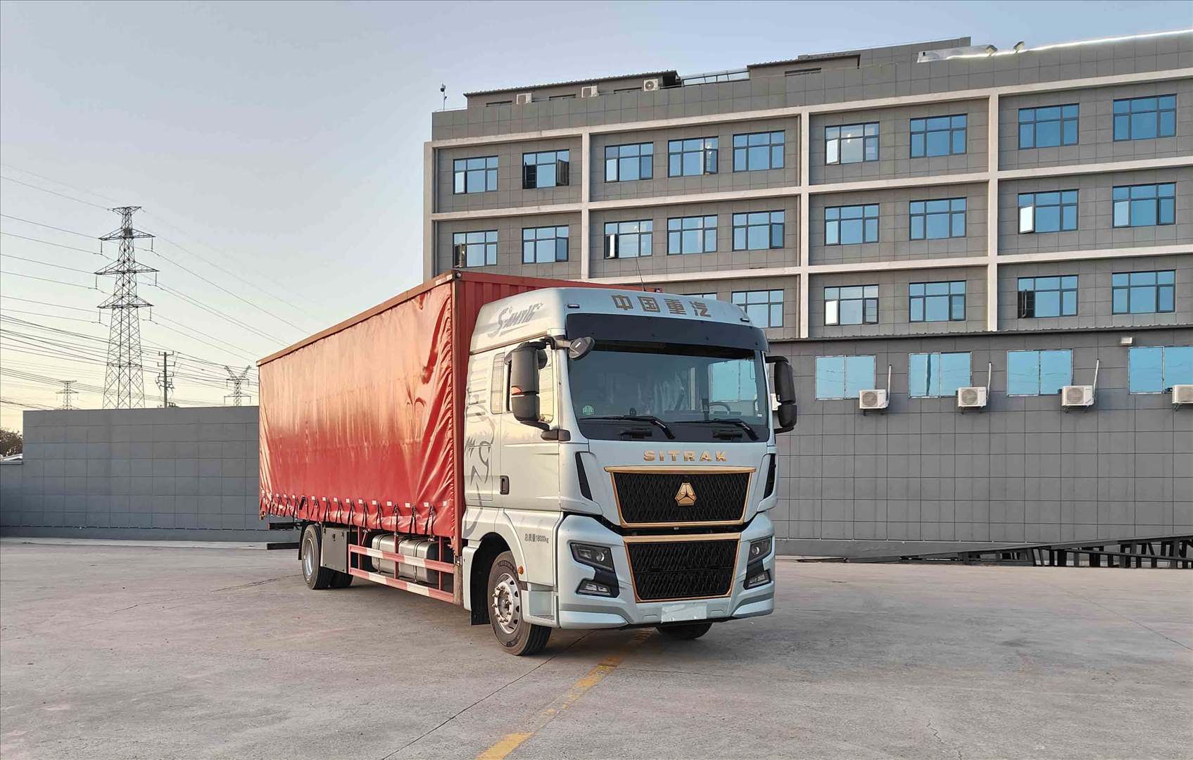 汕德卡牌ZZ5186XXYN711HF1-1厢式运输车