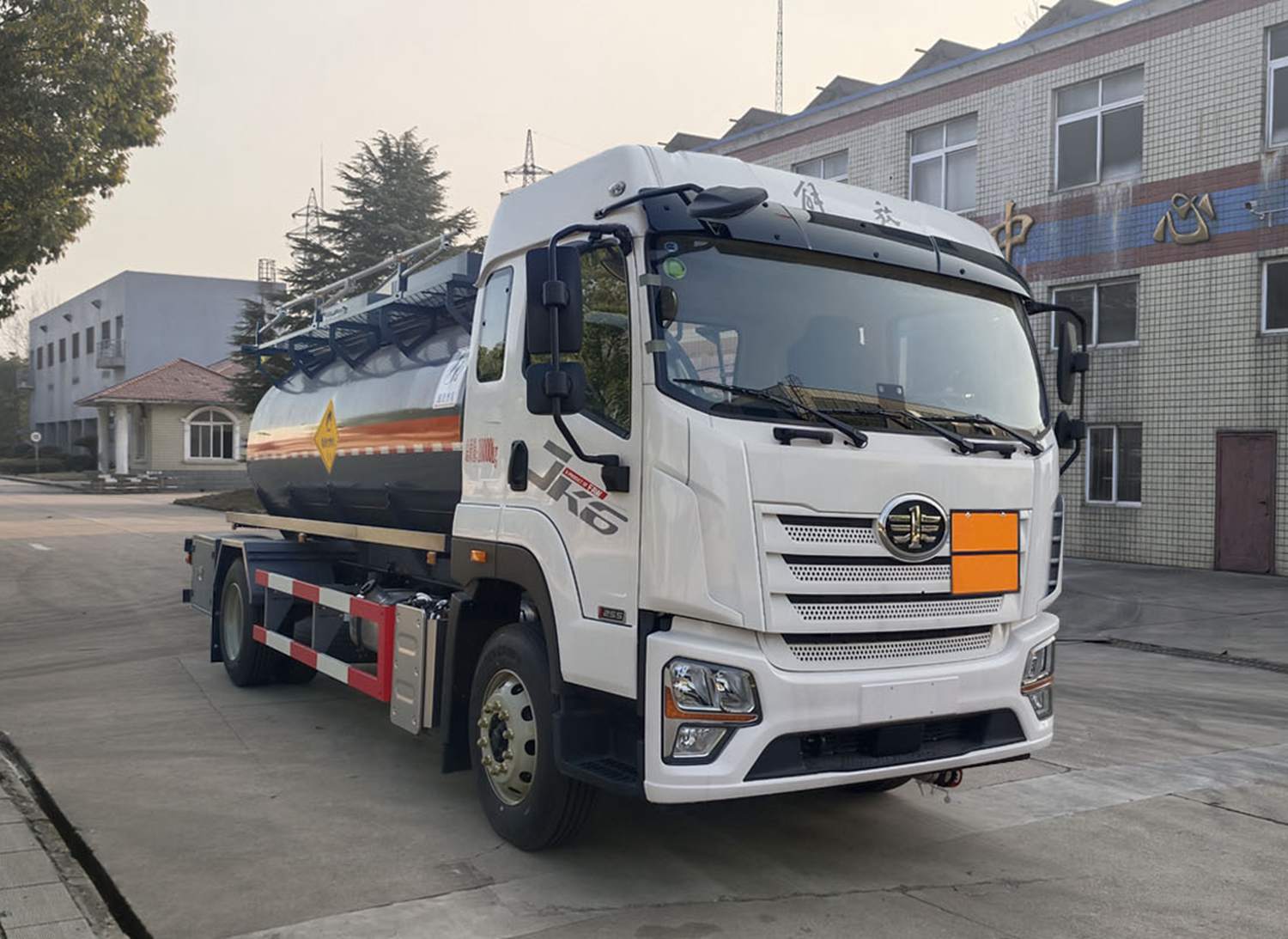 齐星牌QXC5180GYWC6Q氧化性物品罐式运输车