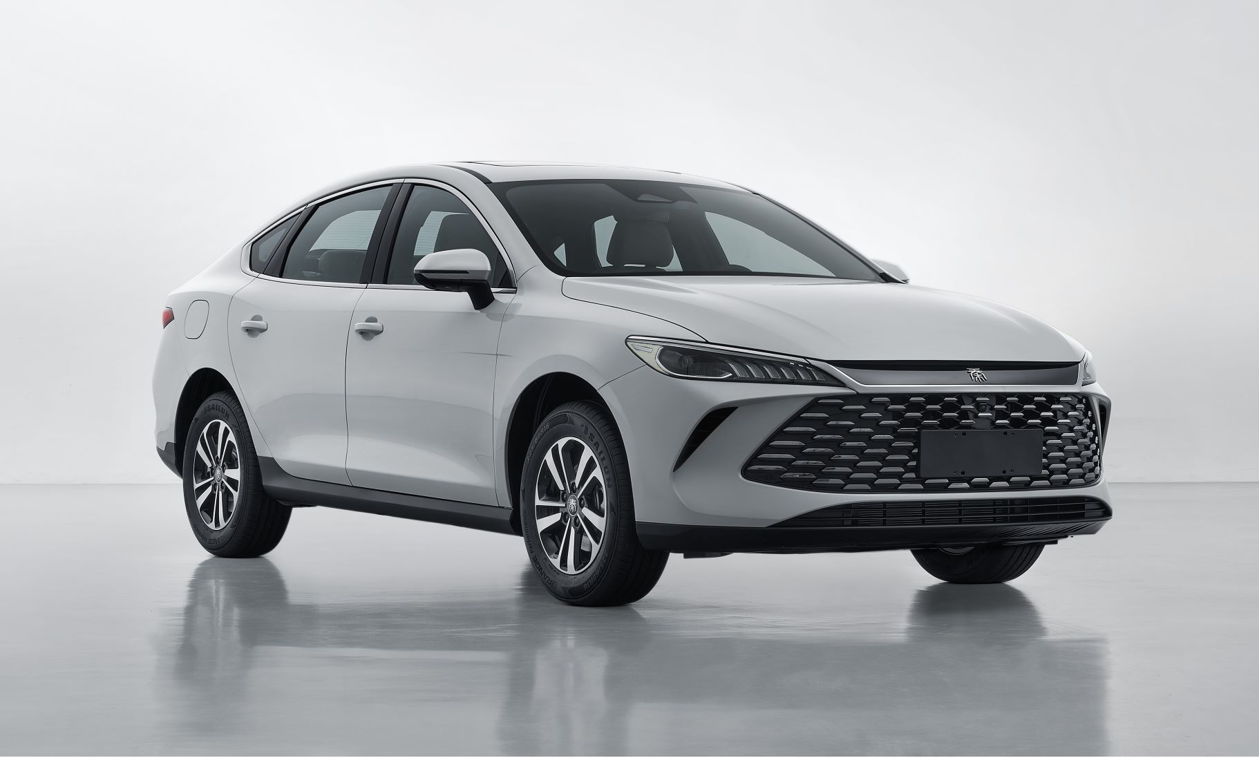 比亚迪牌BYD7155WT6HEV2型插电式混合动力轿车