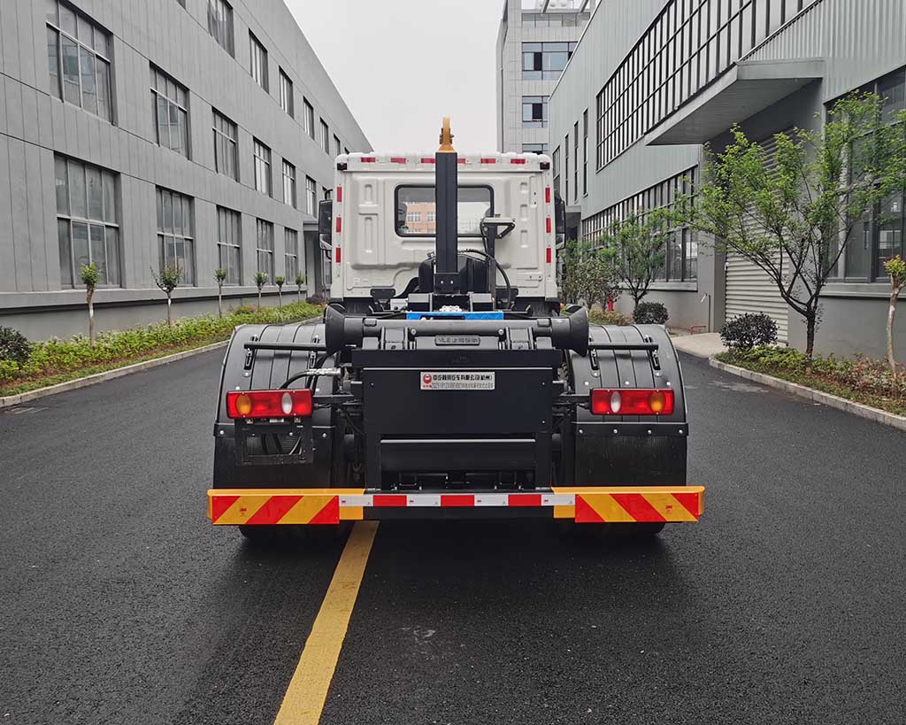 中汽牌ZQZ5181ZXXBEVDC1純電動(dòng)車廂可卸式垃圾車公告圖片