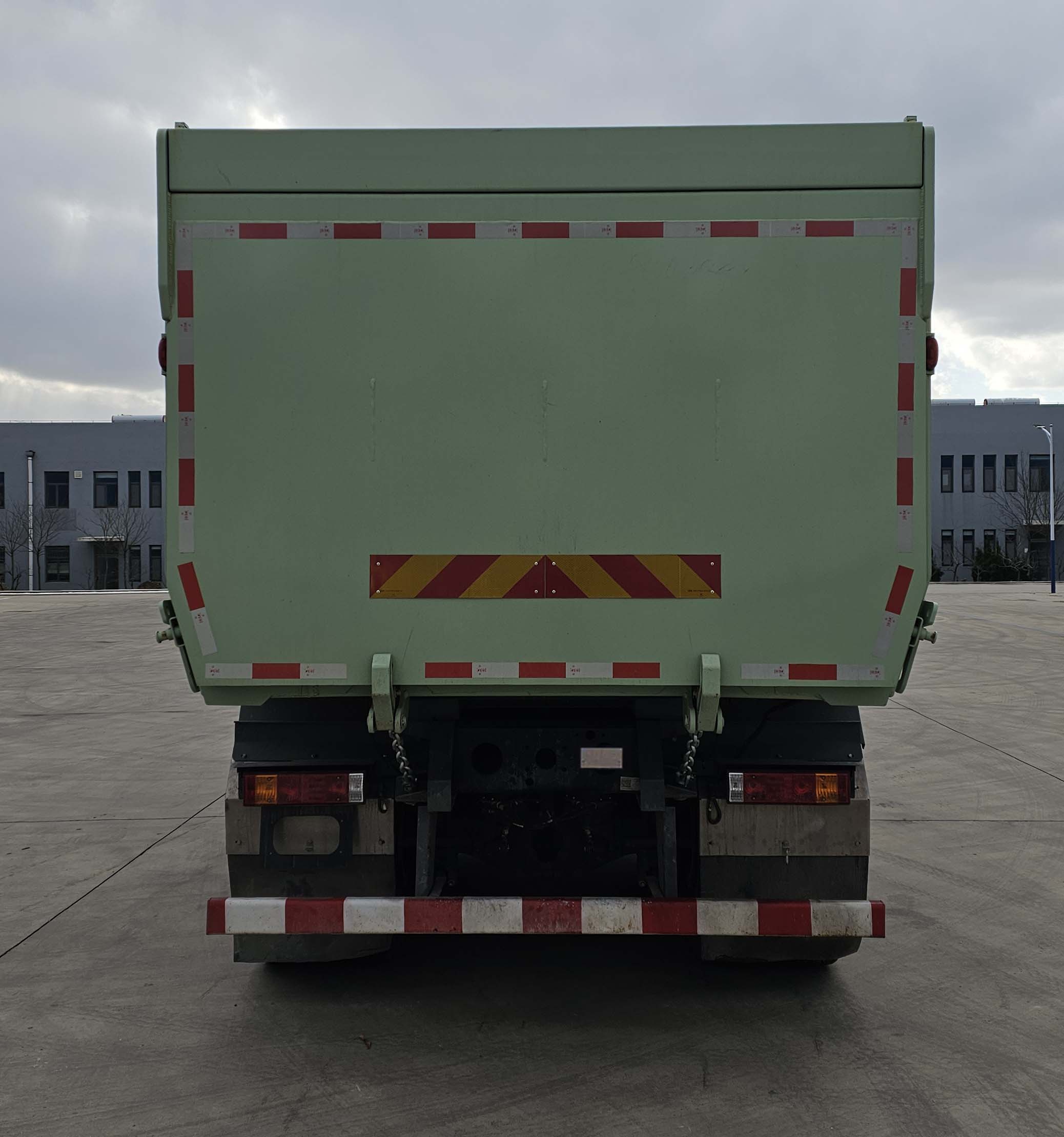 SX3317VF336BEV1 陕汽牌612马力前四后八纯电动6米纯电动自卸汽车图片