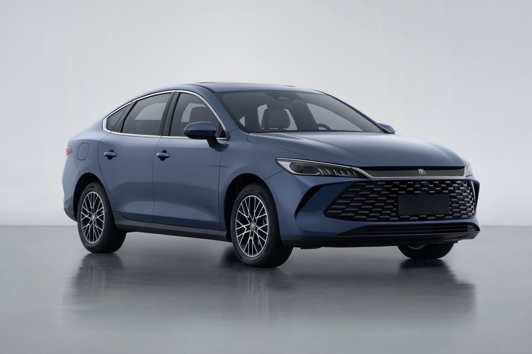 比亚迪牌BYD7155WT6HEV4型插电式混合动力轿车