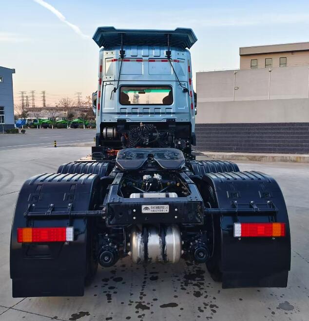 ZKH4252P4BEV4X 宇通牌680马力后双桥,后八轮纯电动纯电动半挂牵引车图片