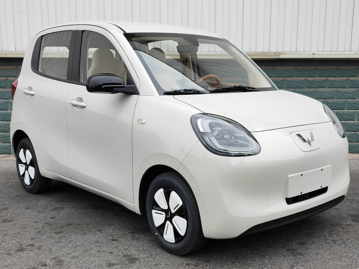 五菱牌LZW7001BEVA1型纯电动轿车