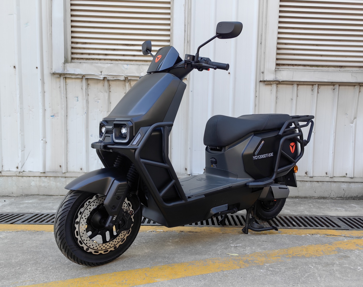 YD1200DT-53E 雅迪牌纯电动前盘式后盘式电动两轮摩托车图片