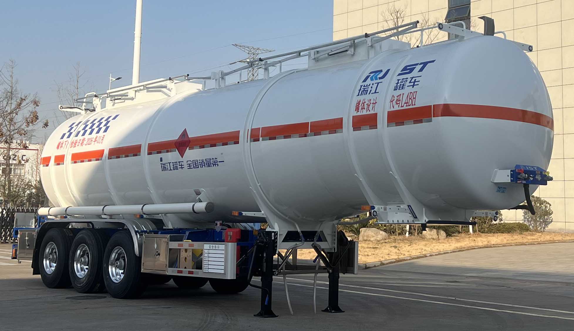 瑞江牌12.2米33.5吨3轴易燃液体罐式运输半挂车(WL9404GRYSY45A)